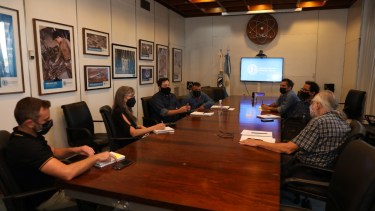 La presidenta de la CNEA Adriana Seruis e integrantes de la PIAP se reunieron la semana pasada. Foto: Twitter @aserquis