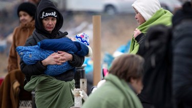 Refugiados, la mayoría mujeres con niños, arriban a la frontera en Medyka, Polonia. 