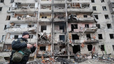 Consecuencias de un bombardeo nocturno en una zona residencial de Kiev, Ucrania. Foto. EFE.