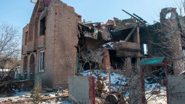 Un edificio de apartamentos alcanzado por los bombardeos en Kharkiv, Ucrania, el domingo 20 de marzo de 2022. (Foto AP/Andrew Marienko)