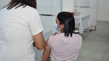 Habrá aplicación de hasta tercer dosis para niños, adolescentes y mayores en el hospital de Regina.