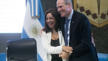 Además del discurso, Carreras entregó un libro “Gestión 2021” de las medidas ministeriales. Foto: Pablo Leguizamon