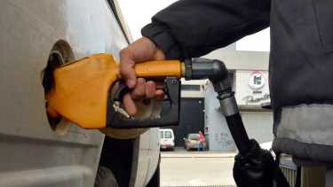 La dueña de dos estaciones de servicio de San Antonio Oeste aseguró que habrá combustible durante Semana Santa. (Foto archivo Marcelo Ochoa).-