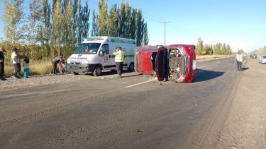 El vehículo volcó y quedó atravesado sobre la Ruta 22 en Cervantes. (Foto gentileza)