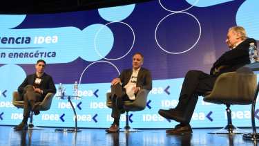 Los directivos de las dos principales operadoras del país dialogaron sobre la transición y sus planes  para compensar emisiones. (Foto: Yamil Regules)
