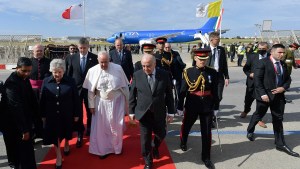 Francisco no descarta ir a Kiev y alerta del riesgo de «Guerra Fría ampliada»