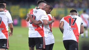 River le ganó un partidazo a Defensa en Varela y sigue de cerca a Racing en la Zona 1: mirá los goles