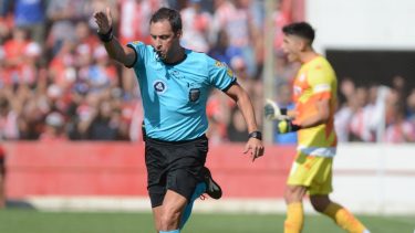 Fernando Rapallini protagonizó uno de los bloopers de la fecha en Santa Fe. (Foto: Telam)