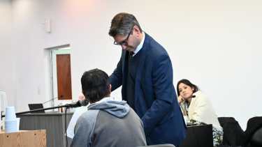 El defensor Damián Moreyra y uno de los testigos en la segunda audiencia por el caso de torturas en Cipolletti  (Foto: Florencia Salto) 