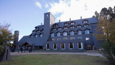 El hotel se encuentra sobre la ruta provincial 23, a orillas del río Aluminé, en un entorno natural de belleza cordillerana / Foto gentileza.
