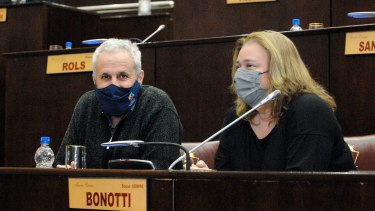 La diputada Bonotti , junto a Peressini, (Foto Legislatura Neuquén).-