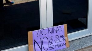 Policía que abusó de una niña: marcha a la comisaría de Chos Malal 