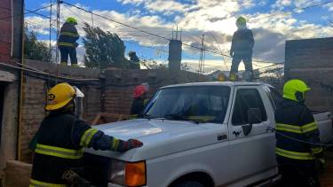 Una antena cayó sobre el techo de una vivienda.  Foto: Facebook Juan Carlos Parada