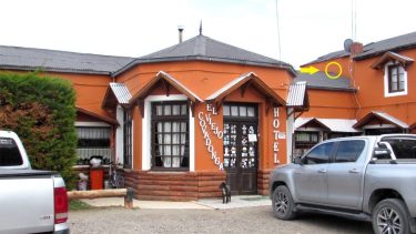 El frente del hotel en Río Mayo, Chubut. Foto: gentileza.-