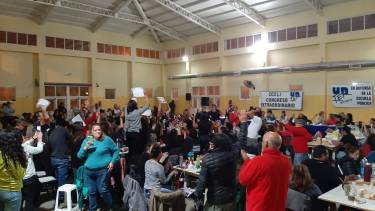 Esta madrugada, el congreso de Unter definió 48 horas de paro, el 26 y 27 de abril. También otras 48 horas de paro el 4 y 5 de mayo, con congreso el viernes 6. (Foto Facebook Unter Cipolletti).-