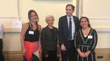 Catalina Arca García junto a la otra estudiante que recibió un reconocimiento, Victoria María O'Gorman. (https://www.facebook.com/ArgentinaEnIrlanda/)