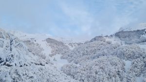 Advierten sobre el riesgo de avalanchas en el cerro Catedral a esquiadores de travesía