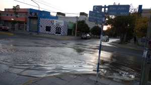Otro desborde anega varias cuadras y ya hay corte de agua en un sector de Roca