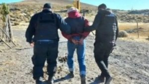 Intentó matar a su perro y asesinó a un peón que defendió al animal