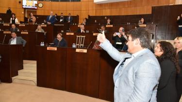 El intendente ingresó al recinto para sorpresa de los diputados opositores.