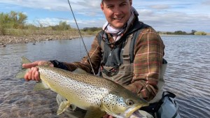 «Muchachos, vengan que acá está la papa»: pescó 70 truchas en dos días en el Limay Medio