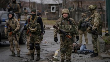 Mientras las negociaciones avanzan, la guerra no cesa en suelo ucraniano. (AP Photo/Vadim Ghirda)