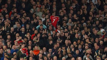 Hinchas del Liverpool aplaudieron a Cristiano Ronaldo y su familia en el séptimo minuto del encuentro. (AP Photo/Jon Super)