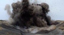Imagen de Dinamitan un cerro para terminar el asfalto de la ruta 23