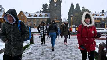 El Centro Cívico de Bariloche, hace unos días durante la nevada en baja temporada. Foto: Chino Leiva