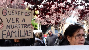 Residentes de Chile en Bariloche se manifestaron y tuvieron un intercambio verbal con el cónsul. Piden poder cruzar por Samoré. Foto: Chino Leiva
