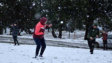 Los turistas disfrutaron de la nieve en el Centro Cívico de Bariloche.
