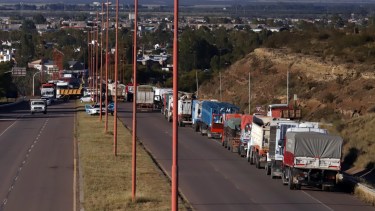 Días atrás los transportistas realizaron una medida de protesta en el puente nuevo. Foto: Marcelo Ochoa.