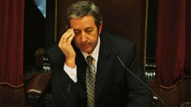 El nerviosismo de Cobos, minutos antes de emitir su voto. 