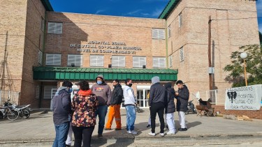 Los trabajadores despedidos de la cocina en Cutral Co volvieron al hospital (Foto: archivo Andrea Vazquez)