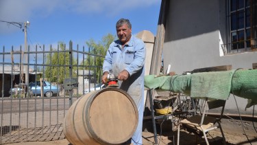En la tarea de cepillado de los flejes de hierro. El oficio lo adquirió en los galpones de Canale, hoy Cortes tiene su taller en el barrio Chacra Monte. Foto Gino Avoledo
