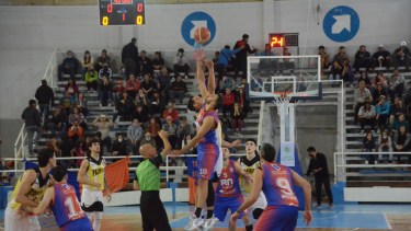 Agustín Sánchez la rompió ante Pacífico (28 puntos) y Roca sueña con entrar a playoffs. El miercoles recibirá a Zorros, en el poli. Foto Gino Avoledo