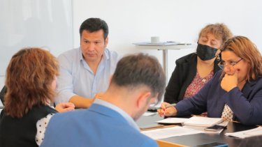 Llancafilo habló sobre la hora más de clases desde Huincul, a donde se reunió con la comunidad de la EPET 10. (@OLlancafilo).-