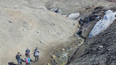 El equipo que integra la geofísica Marina Rosas Carbajal, eligiendo la zona para la ubicación del detector de muones