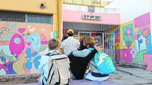 Una hora más de clases: las preguntas y dudas que genera