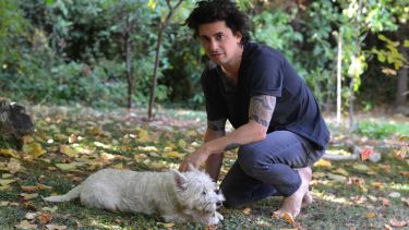 Es real, de carne y hueso. Labatut se ganó la fama de mito en la web, pero es tan real como la mascota que acaricia.