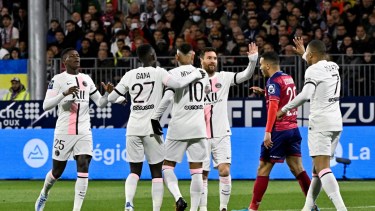 Lionel Messi festeja con Mbappé el segundo gol de PSG. 