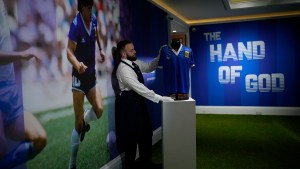 Con una millonaria oferta inicial, comenzó la subasta de la histórica camiseta de Maradona