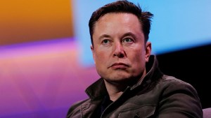 Elon Musk propone comprar el «100% de Twitter» y retirar a la empresa de la bolsa