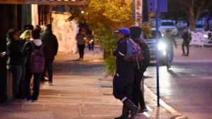Críticas de los pasajeros por el bloqueo de los colectivos de Autobuses Neuquén: «perdemos el día y no te lo paga nadie»