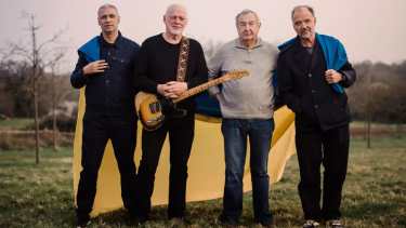 Gilmour, quien tocó con BoomBox en Londres en 2015, dijo que el video fue "un momento poderoso que me hizo querer ponerle música". 
