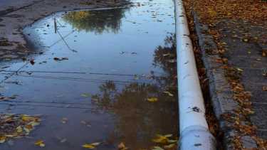 Los problemas de cloacas son una moneda corriente en Roca. Foto archivo Andrés Maripe
