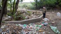 Imagen de Vecinos de barrio Malvinas de Roca, denuncian contaminación sobre los canales de riego