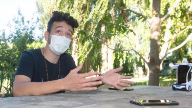 Lucas Morales se recibió como enfermero y de inmediato se sumó al López Lima para combatir la pandemia. (Foto: Juan Thomes) 