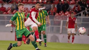 Independiente no pudo ganar con un jugador más y complicó sus chances