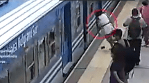 Imagen de Impactante video: una mujer cayó debajo del tren y sobrevivió